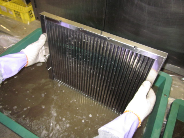 グリスフィルター清掃中(薬品洗浄)